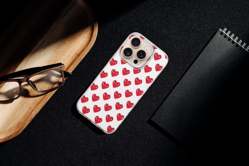 Hjärtliknande telefonskal Comme Des Garçons för iPhone 17 Pro Max, 16e, 15, 14, 13 och Samsung S26 Ultra, S25 FE, A57, A56, Pixel 10, 9A bild 2