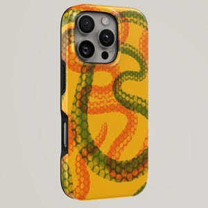 Op de afbeelding: Een smartphonehoesje met een felgele achtergrond en een overlappend patroon van oranje en donkergroene slangachtige tentakels. Het ontwerp bevat een herhalende zeshoekige schubbenstructuur over de gebogen, kronkelende vormen.