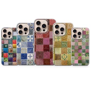 Può includere: Cinque custodie per telefono con design a piastrelle quadrate e colorate. Le custodie presentano vari motivi, tra cui stili floreali, geometrici e a mosaico. Le custodie sono in tonalità di blu, rosso, verde e giallo, offrendo un'estetica diversificata.