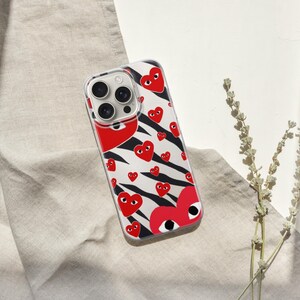 Hjärtliknande telefonskal Comme Des Garçons för iPhone 17 Pro Max, 16e, 15, 14, 13 och Samsung S26 Ultra, S25 FE, A57, A56, Pixel 10, 9A bild 6