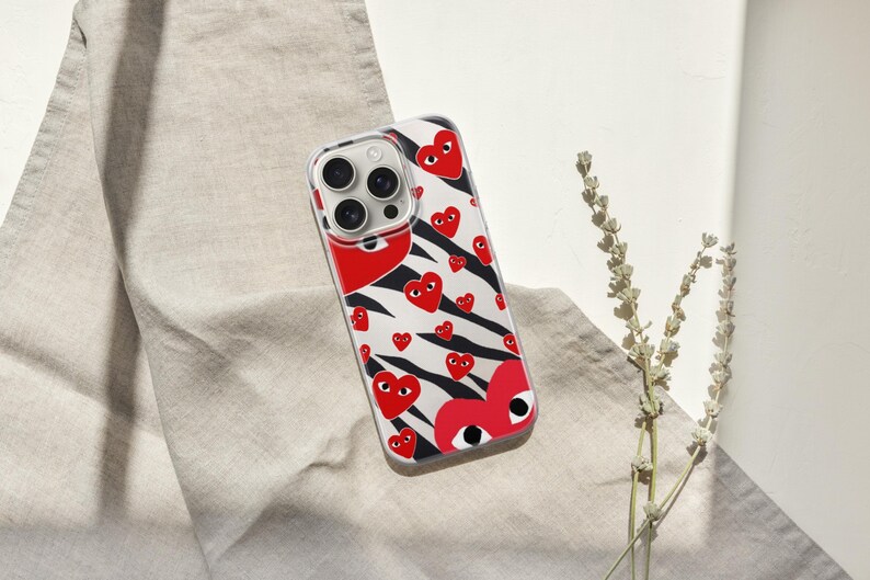 Hjärtliknande telefonskal Comme Des Garçons för iPhone 17 Pro Max, 16e, 15, 14, 13 och Samsung S26 Ultra, S25 FE, A57, A56, Pixel 10, 9A bild 6
