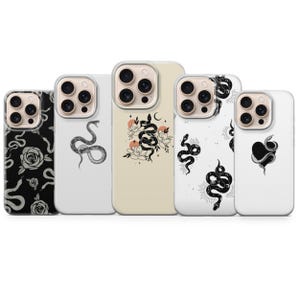 Puede incluir: Una colección de cinco fundas para teléfonos con diseños únicos. Las fundas presentan varias ilustraciones de serpientes en blanco y negro, patrones florales y una funda beige con un diseño de serpiente y flores. Las fundas están diseñadas para un smartphone.