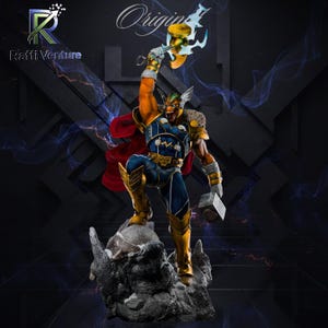 Op de afbeelding: Een gedetailleerd beeldje van een superheld in een dynamische pose, met een wapen omhoog. Het figuur is gekleed in een blauw en goud kostuum met een rode cape. De basis is een rotsformatie. De afbeelding heeft de tekst "Origin" en het logo "Raffi Venture".
