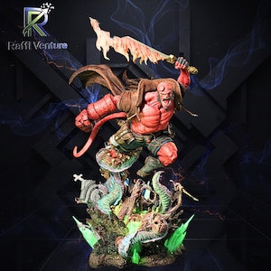 Puede incluir: Una detallada figura de Hellboy, un demonio de piel roja, empuñando una espada en llamas. La figura está dinámicamente posada sobre una base con elementos detallados de monstruos y cementerios. La figura lleva un abrigo marrón y pantalones verdes.