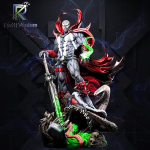 Può includere: Statua dettagliata del personaggio dei fumetti Spawn, in piedi su una base grottesca. La figura è prevalentemente grigia, con un mantello e accenti rossi. Tiene in mano una grande spada con una lama verde brillante e ha una mano verde brillante.