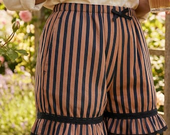 Randiga volangmackatröjor, bruna och svarta shorts med hög midja