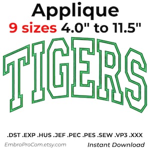 Op de afbeelding: Een borduurapplicatieontwerp met het woord TIGERS in een groen omlijnd varsity-lettertype. De tekst 9 sizes 4.0" to 11.5" staat erboven en de bestandsformaten .DST .EXP .HUS .JEF .PEC .PES .SEW .VP3 .XXX staan onderaan vermeld.
