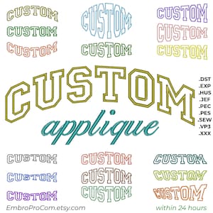 Peut inclure: Une collection de motifs de broderie présentant le mot CUSTOM dans diverses couleurs et polices, incluant une grande version aux contours dorés avec le mot applique en écriture cursive sarcelle, ainsi qu'une liste de formats comme DST, EXP et PES.