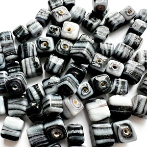 20 st indiska kubpärlor 7-9 mm svarta