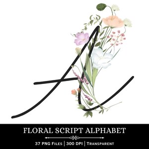 Könnte beinhalten: Ein schwarzer Schreibschriftbuchstabe "A", verziert mit einem Aquarell-Blumenarrangement in Rosa, Pfirsich und Weiß. Die Blumen werden von grünem Laub und Knospen begleitet. Das Bild trägt die Aufschrift "FLORAL SCRIPT ALPHABET".