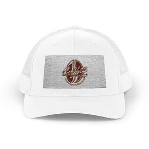 Pode incluir: Boné de caminhoneiro branco com parte traseira em malha e aba curva. O painel frontal apresenta um patch retangular com um logotipo de cafeteria em vermelho, dourado e marrom. O texto "It's always coffee time" está abaixo.