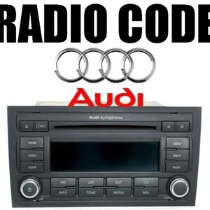 Puede incluir: Una radio de coche negra con el texto "RADIO CODE" en la parte superior. La radio tiene botones para FM, AM, SAT y CD. También son visibles el logotipo de Audi y la palabra "Audi".