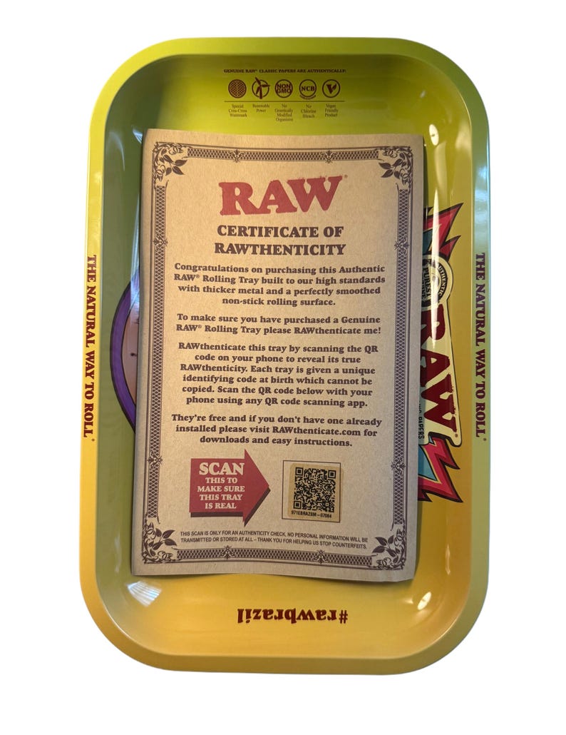 Puede incluir: Una bandeja para liar amarilla con un certificado de autenticidad. La bandeja tiene el texto "RAW" y "The Natural Way to Roll". El certificado incluye instrucciones para escanear un c&oacute;digo QR.
