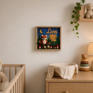 Peut inclure: Une œuvre d'art encadrée en bois avec un renard, des champignons et le nom "Leon". Le fond est un ciel bleu étoilé. L'œuvre comprend des champignons et un croissant de lune.