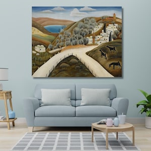Könnte beinhalten: Ein rechteckiger Wandkunstdruck mit einer Landschaftsmalerei eines mediterranen Dorfes in hügeliger Umgebung. Das Bild zeigt weiße Gebäude, einen gewundenen Feldweg, dunkle Bäume und drei schwarze Ziegen, die auf einem Hang grasen.