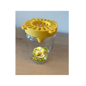 Könnte beinhalten: Rustikales Holzschild mit dem weißen Schriftzug "Welcome to our home". Das Schild hat eine Used-Optik und ein schlichtes, einladendes Design für die Haustür.