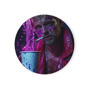 Könnte beinhalten: Eine Person mit violetter Farbe im Gesicht und einer Zigarette im Mund, die einen Becher hält, in den violette Flüssigkeit gegossen wird. Sie trägt eine rote Jacke und eine silberne Kette.