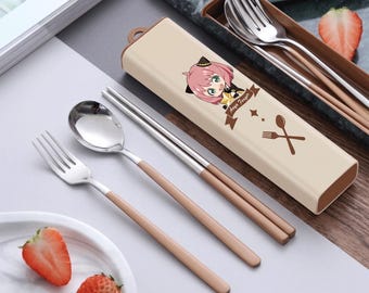 Juego de cubiertos portátiles Anime Anya Forger - Utensilios de viaje Kawaii Spy x Family con estuche - Tenedor, cuchara y palillos reutilizables de acero inoxidable para niños y adultos
