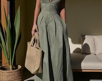 Tuta intera senza maniche verde oliva, gamba larga, scollo a V profondo, stile minimalista