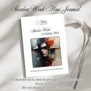 Könnte beinhalten: Ein weißes Journal mit dem Titel "Shadow Work Mini Journal" mit dem Text "Atelier Mondschleier" und einem abstrakten Kunstbild eines Frauengesichts. Das Journal enthält Text auf Deutsch: "Für Selbstreflexion, innere Klarheit und sanfte Schattenarbeit."