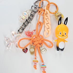 Peut inclure: Panneau en bois rustique avec l'inscription "Welcome to our home" en lettres blanches. Le panneau présente une finition vieillie et un design simple et accueillant, idéal pour une entrée.