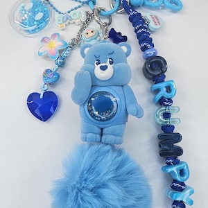 Handgemaakte blauwe chagrijnige teddybeer tashanger — sleutelhanger met pompon van imitatiebont, kralen en letters, saffierkristallen harthanger, humeurig kawaii cadeau