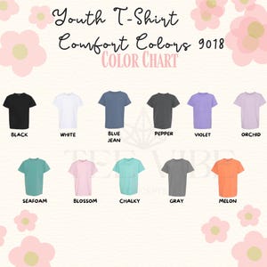 Może przedstawiać: Wzornik kolor&oacute;w koszulek młodzieżowych Comfort Colors 9018 przedstawiający jedenaście koszulek z kr&oacute;tkim rękawem w kolorach czarnym, białym, blue jean, pepper, violet, orchid, seafoam, blossom, chalky, szarym i melonowym, ułożonych w dwa rzędy.