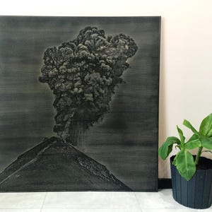 Może przedstawiać: Duży, kwadratowy, czarno-biały wydruk na płótnie przedstawia erupcję wulkanu. Grafika przedstawia szczegółową ilustrację wulkanu z dużym słupem dymu. Po prawej stronie grafiki znajduje się mała zielona roślina w czarnej doniczce.