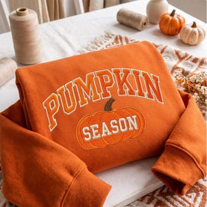 Pumpasäsongens tröja höstvibbar broderad tröja höstluvtröja kvarts dragkedja babytröja pumpaälskare gåva mysiga höstkläder