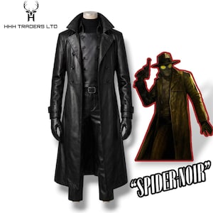 Puede incluir: Una gabardina de cuero negro, pantalones y guantes a juego, con un frente de doble botonadura y cuello alto. Junto al conjunto hay una ilustraci&oacute;n de un personaje con sombrero y abrigo, etiquetado como Spider-Noir.