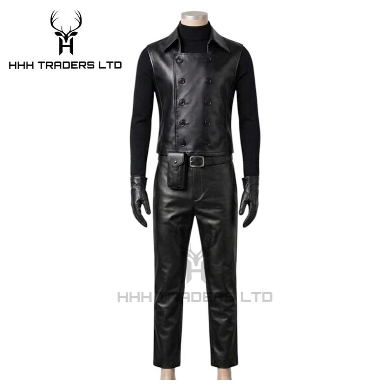 Puede incluir: Un conjunto de cuero negro que consta de un chaleco cruzado con botones, una camisa de cuello alto de manga larga, pantalones a juego con cintur&oacute;n y bolsa adjunta, y guantes de cuero. El logotipo de HHH TRADERS LTD es visible en la esquina.