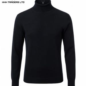 Puede incluir: Un su&eacute;ter de cuello alto negro liso de manga larga con cuello, pu&ntilde;os y dobladillo acanalados. El logotipo de HHH TRADERS LTD, que consiste en un icono de cabeza de ciervo y texto, es visible en la esquina superior izquierda y en el cuello.
