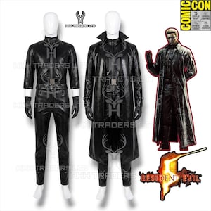 Könnte beinhalten: Schwarzes, lederartiges Kostüm mit einem langen Mantel und passender Hose. Das Kostüm hat einen hohen Kragen und einen Gürtel. Das Bild enthält auch ein Resident Evil 5 Logo und ein Comic Con Logo.