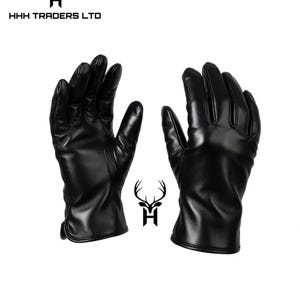 Puede incluir: Un par de guantes negros con acabado liso, que presentan el logotipo HHH TRADERS LTD y un icono de cornamenta de ciervo. Los guantes tienen un dise&ntilde;o cl&aacute;sico con costuras visibles a lo largo de los dedos y un pu&ntilde;o sencillo.