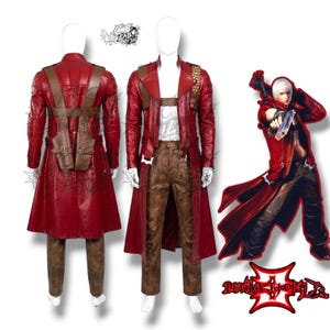 Könnte beinhalten: Ein rotes Cosplay-Kostüm mit einem langen Mantel, braunen Hosen und einem braunen Geschirr. Das Kostüm wird auf einer Schaufenquin ausgestellt. Eine Charakterillustration in ähnlicher Kleidung befindet sich rechts.