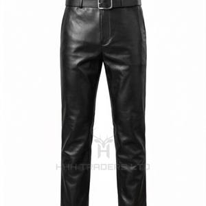 Puede incluir: Pantalones de cuero negro con acabado liso, corte de pierna recta y un cintur&oacute;n de cuero negro a juego con hebilla de metal plateado. La prenda incluye un cierre de bragueta central y trabillas para el cintur&oacute;n, con el texto HHH TRADERS LTD.
