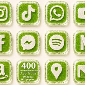 Könnte beinhalten: Eine Sammlung quadratischer App-Icons mit weißen Social-Media- und Utility-Logos, die auf einem strukturierten, lindgrünen Kieselglas-Hintergrund geprägt sind. Das Set enthält 400 Icons und 10 Bonus-Hintergrundbilder mit dem Text 400 Lime Pebble Glass App Icons 10 Bonus Wallpapers.
