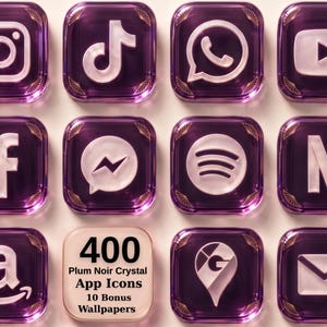 Può includere: Una collezione di icone per app quadrate con una finitura in cristallo viola prugna profondo e accenti dorati agli angoli. Le icone mostrano simboli bianchi per Instagram, TikTok, WhatsApp, YouTube, Facebook, Messenger, Spotify, Netflix, Amazon, Maps ed Email.