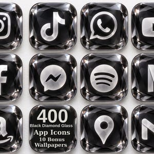 Könnte beinhalten: Eine Sammlung quadratischer App-Icons im schwarzen Diamantglas-Design mit silbernen Social-Media- und Utility-Logos. Das Set enthält 400 Black Diamond Glass App Icons und 10 Bonus-Hintergrundbilder, die in einem Raster mit reflektierenden Kanten angeordnet sind.
