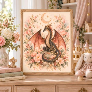Pode incluir: Uma impressão de arte emoldurada apresentando um dragão escuro central com asas abertas, rodeado por arranjos florais rosa suave e vegetação. Acima do dragão, uma lua crescente e estrelas são retratadas em uma ilustração estilo aquarela.