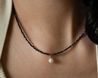 Svart spinellhalsband med pärlhänge - Delikat sötvattenspärlhalsband - Presentidé till henne - Eleganta smycken för varje dag