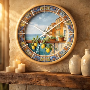 Könnte beinhalten: Eine runde Wanduhr mit hellem Holzrahmen und einem dekorativen Rand mit blauen, gelben und orangefarbenen Blumenmustern. Das Zifferblatt zeigt eine Küstenszene mit gelben Zitronen an einem Zweig, Terrakottatöpfen und Gebäuden am Meer.
