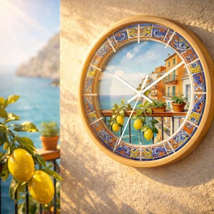 Puede incluir: Reloj de pared redondo con marco de madera y una escena costera. La esfera del reloj muestra un balcón con plantas en macetas y limones. El reloj está montado en una pared texturizada, con un limonero en primer plano. Mide unos 30 cm de diámetro.