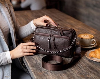 Bolso bandolera de piel marrón chocolate, bolso de hombro para mujer hecho a mano, bolso de piel granulada, bolso minimalista de dos compartimentos.