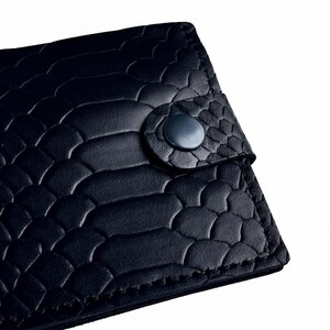 Cartera plegable personalizada de piel negra con relieve de pitón, monedero para hombre, estilo exótico. imagen 5