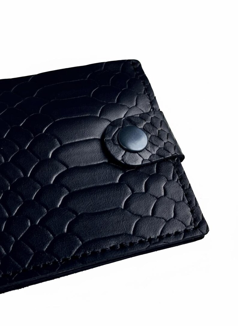 Cartera plegable personalizada de piel negra con relieve de pitón, monedero para hombre, estilo exótico. imagen 5