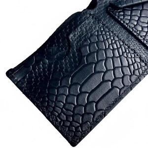 Cartera plegable personalizada de piel negra con relieve de pitón, monedero para hombre, estilo exótico. imagen 6