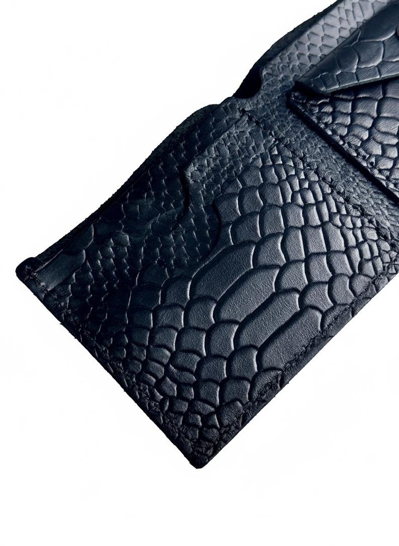 Cartera plegable personalizada de piel negra con relieve de pitón, monedero para hombre, estilo exótico. imagen 6