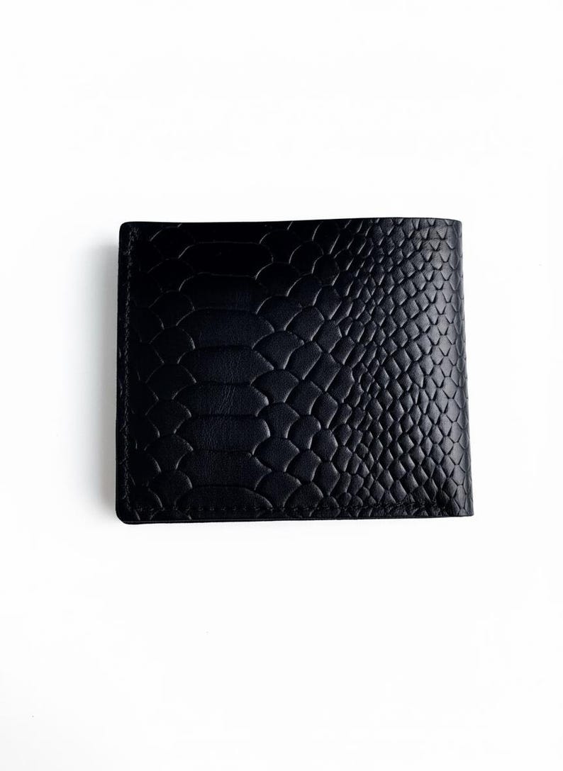 Cartera plegable personalizada de piel negra con relieve de pitón, monedero para hombre, estilo exótico. imagen 2