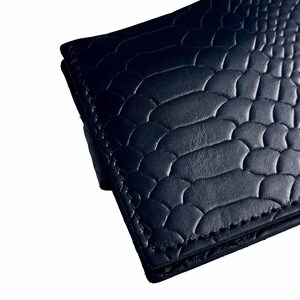 Cartera plegable personalizada de piel negra con relieve de pitón, monedero para hombre, estilo exótico. imagen 4